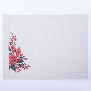 Linen Placemat with Red Rose Cross Stitch – Natural Flax Table Mat, Ukrainian Folk Embroidery, Rustic Farmhouse Kitchen Table Decor