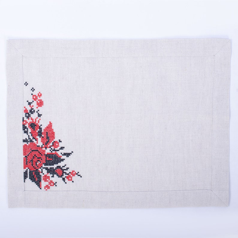 Linen Placemat with Red Rose Cross Stitch – Natural Flax Table Mat, Ukrainian Folk Embroidery, Rustic Farmhouse Kitchen Table Decor
