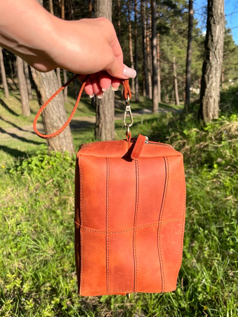 Handmade Leather Zipper Pouch, Leather Wristlet Clutch, Small Handmade Leather Bag, Minimalist Leather Pouch for Everyday Use