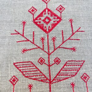 Pode incluir: Um conjunto de tr&ecirc;s canecas de cer&acirc;mica com acabamento fosco e salpicado. As canecas s&atilde;o em tons de creme, castanho claro e castanho escuro. Cada caneca tem um design simples e uma al&ccedil;a arredondada.