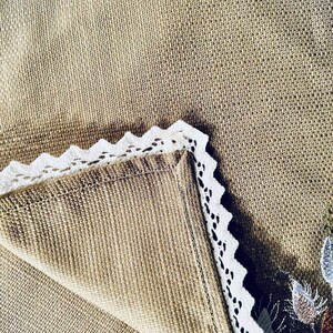 Embroidered cotton placemats with lace