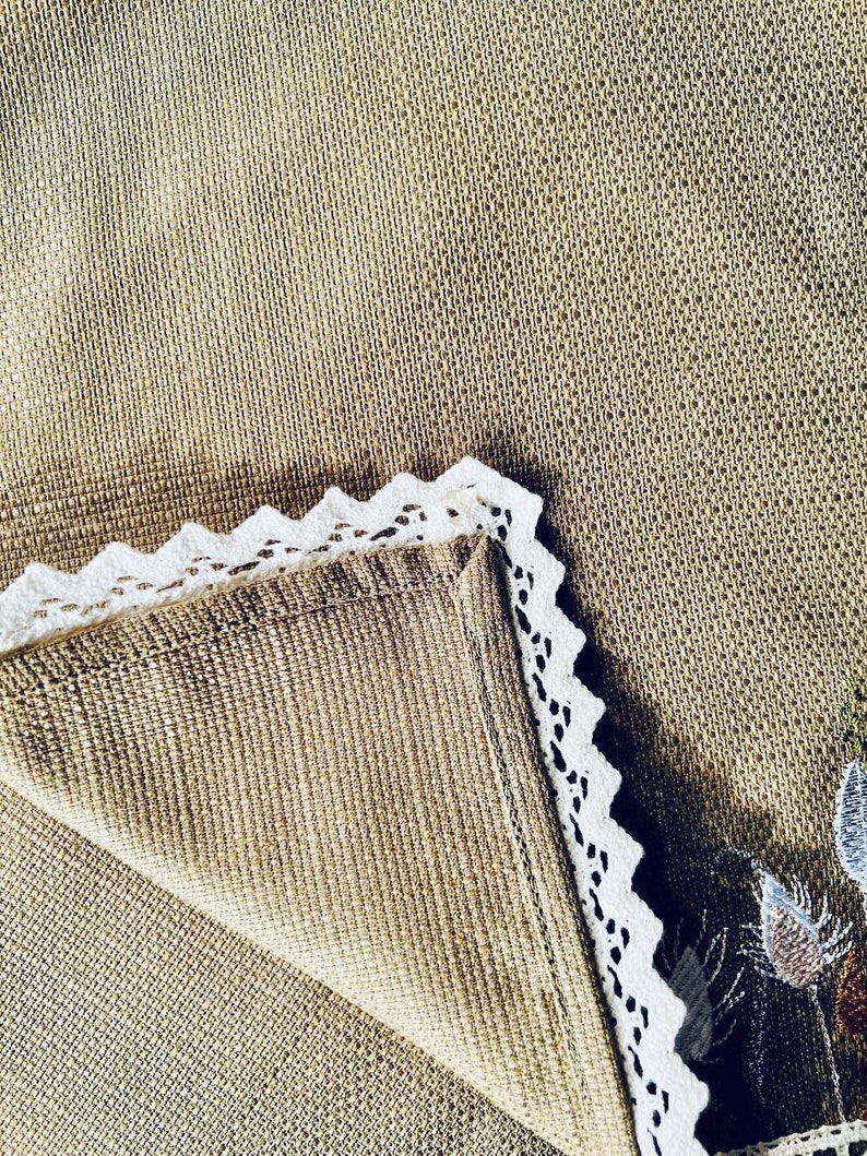 Embroidered cotton placemats with lace
