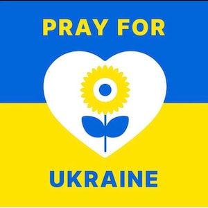 K&ouml;nnte beinhalten: Grafik mit den Worten "PRAY FOR UKRAINE" in gelbem Text auf blauem und gelbem Hintergrund. Ein wei&szlig;es Herz enth&auml;lt eine gelbe Sonnenblume mit blauen Bl&auml;ttern.