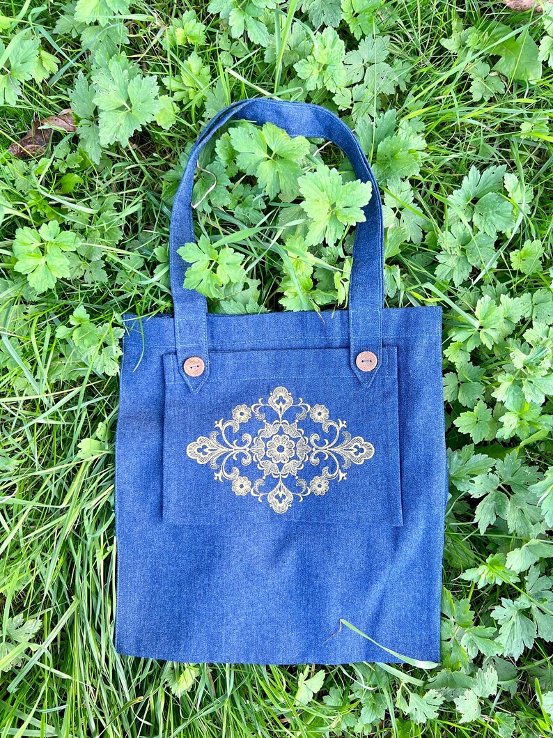 Stylish linen tote bag with embroidered floral design