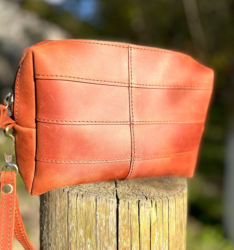 Handmade Leather Zipper Pouch, Leather Wristlet Clutch, Small Handmade Leather Bag, Minimalist Leather Pouch for Everyday Use