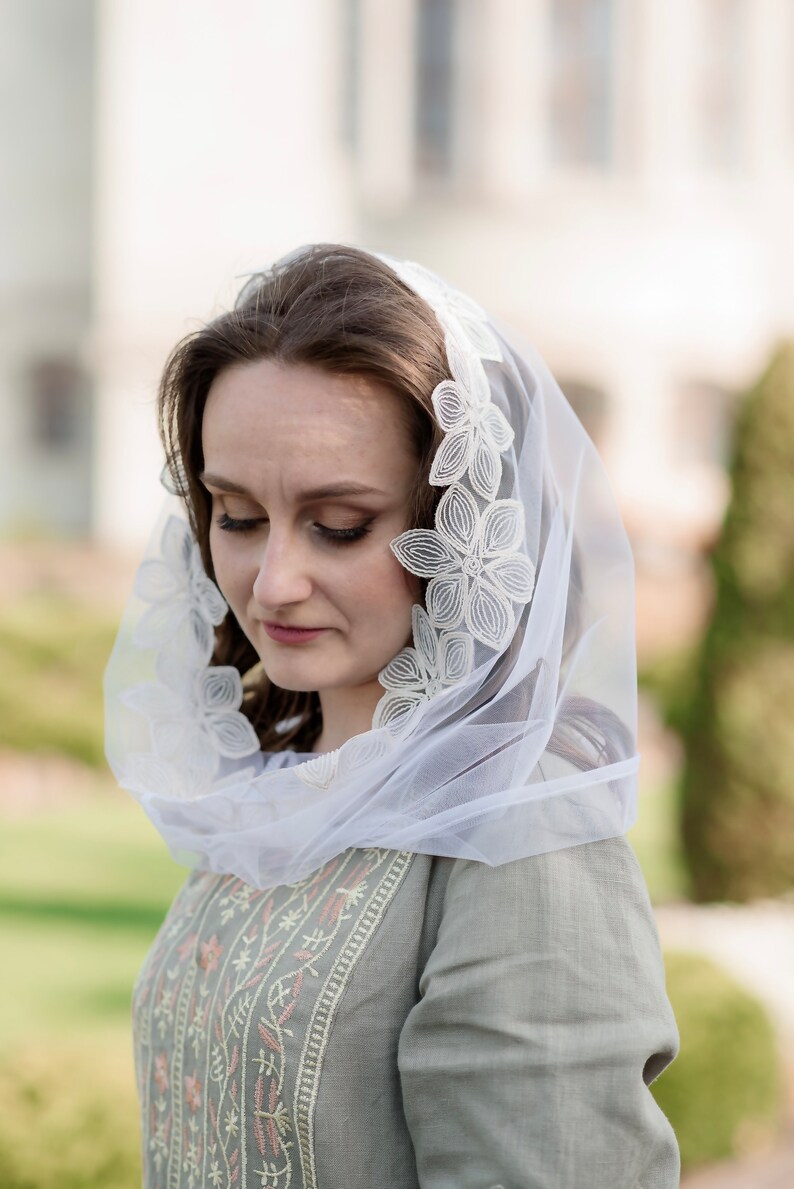 White Chapel Veil Mantilla with Floral Lace, Sheer Church Headscarf Hooded Snood, Modest Orthodox Catholic Mass Wedding Prayer Cover