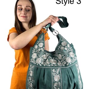 Peut inclure: Sac fourre-tout vert d'eau avec broderie florale blanche. Le sac a un design pliss&eacute; et une large bandouli&egrave;re avec des anneaux en m&eacute;tal argent&eacute;. Le texte "Style 3" est visible.
