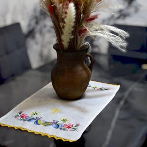 Linen Pascha basket cover, Embroidered white linen Greek Easter decor with floral motifs, and Easter egg design, Festive spring home decor imagen 7