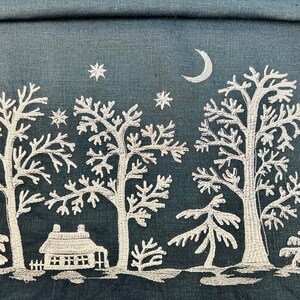 Magenta Linen Table Runner with Winter Cottage Moon Embroidery, Christmas Table Center Topper, Handmade Holiday Dining Decor Gift Accent bild 9