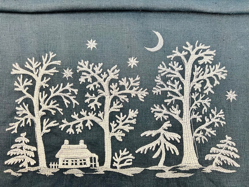 Magenta Linen Table Runner with Winter Cottage Moon Embroidery, Christmas Table Center Topper, Handmade Holiday Dining Decor Gift Accent bild 9