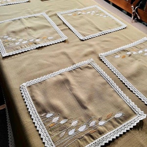 Embroidered cotton placemats with lace