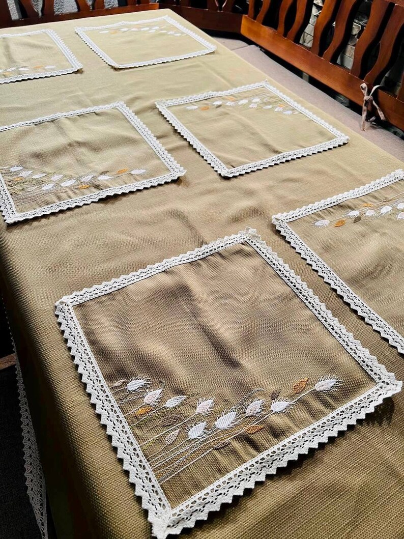 Embroidered cotton placemats with lace