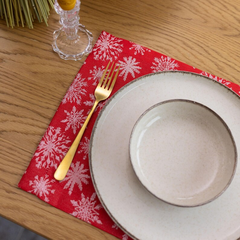 Red cotton Christmas napkin with white snowflakes, Festive reusable cloth serviette for holiday table setting, Winter dinner party decor