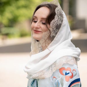 Lace mantilla veil