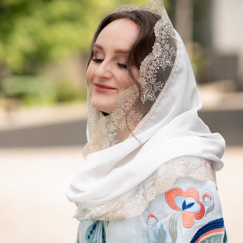Lace mantilla veil