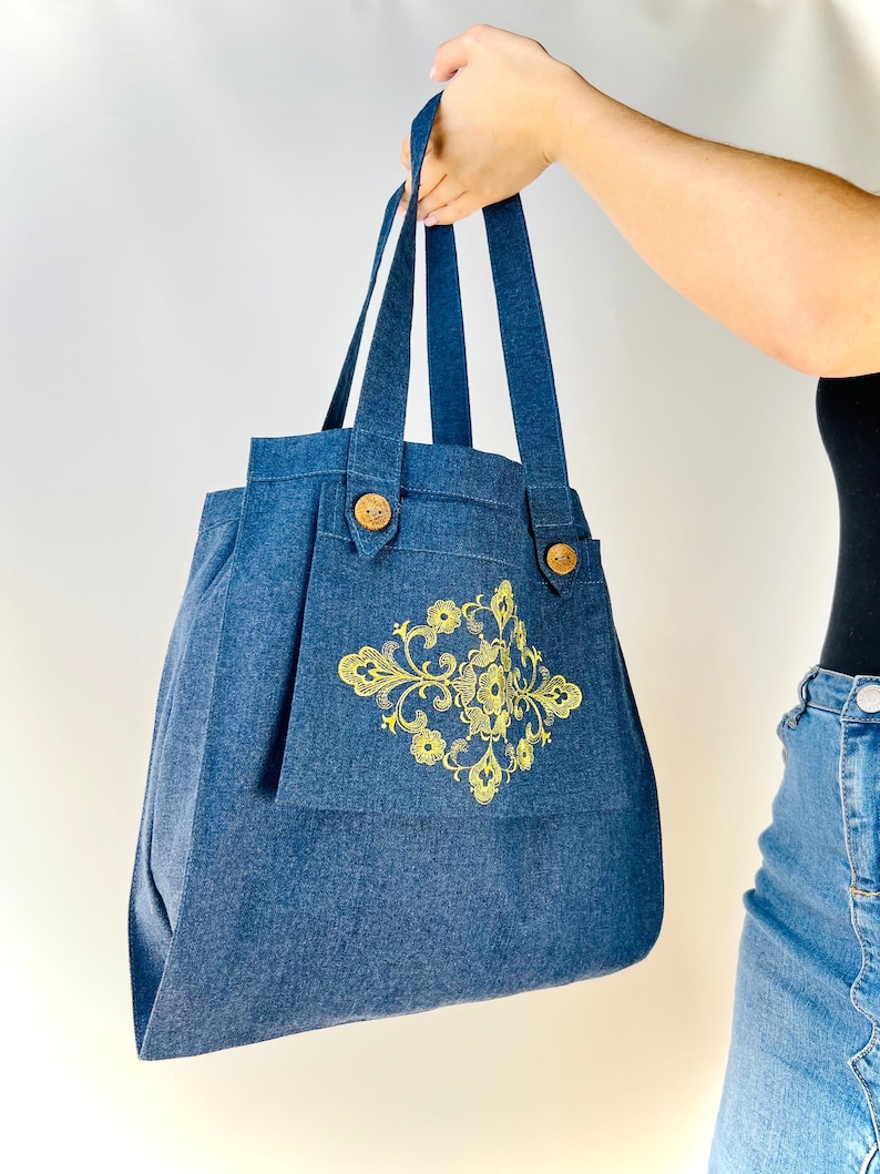 Stylish linen tote bag with embroidered floral design