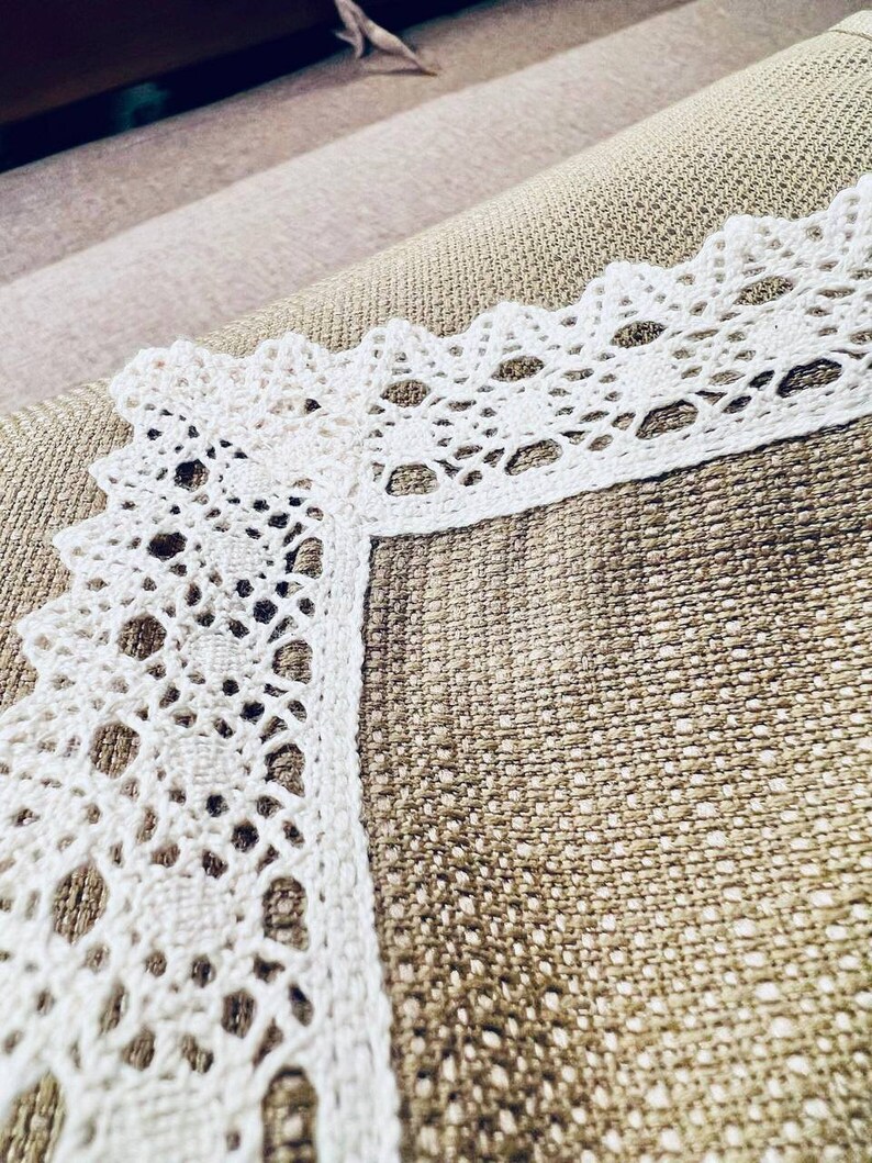 Embroidered cotton placemats with lace