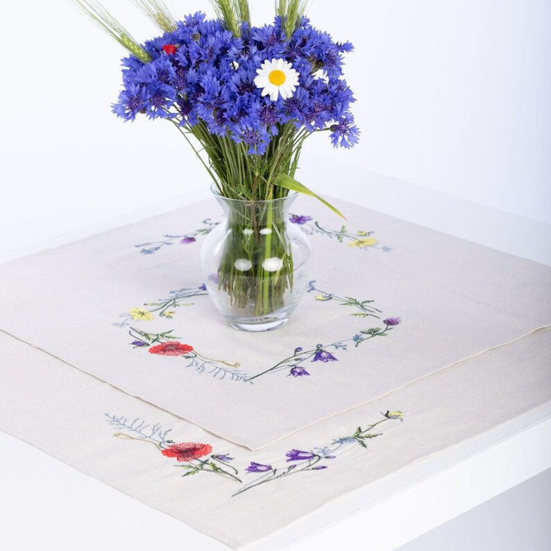 Linen Tablecloth and Napkin Set with Wildflower Embroidery – Rustic Floral Dining Table Set, Country Cottage Style Table Linen Decor