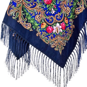 Peut inclure: Une &eacute;charpe bleue &agrave; motifs paisley avec un motif floral et une bordure &agrave; franges.