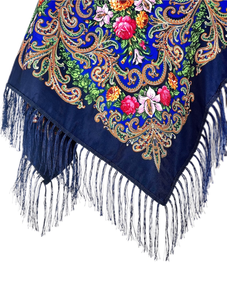 Peut inclure: Une &eacute;charpe bleue &agrave; motifs paisley avec un motif floral et une bordure &agrave; franges.