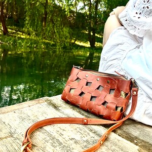 Handwoven leather crossbody bag, Handmade brown shoulder purse, Boho woven clutch, Rustic everyday bag, Casual small handbag