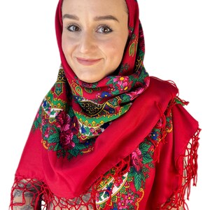 Puede incluir: Un pa&ntilde;uelo rojo con un patr&oacute;n floral y flecos. El pa&ntilde;uelo lo lleva una persona con cabello casta&ntilde;o y ojos marrones.