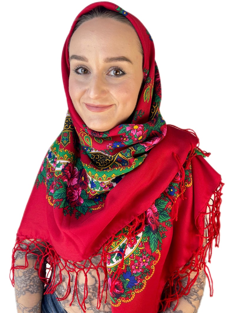 Puede incluir: Un pa&ntilde;uelo rojo con un patr&oacute;n floral y flecos. El pa&ntilde;uelo lo lleva una persona con cabello casta&ntilde;o y ojos marrones.