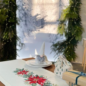 Magenta Linen Table Runner with Winter Cottage Moon Embroidery, Christmas Table Center Topper, Handmade Holiday Dining Decor Gift Accent bild 11