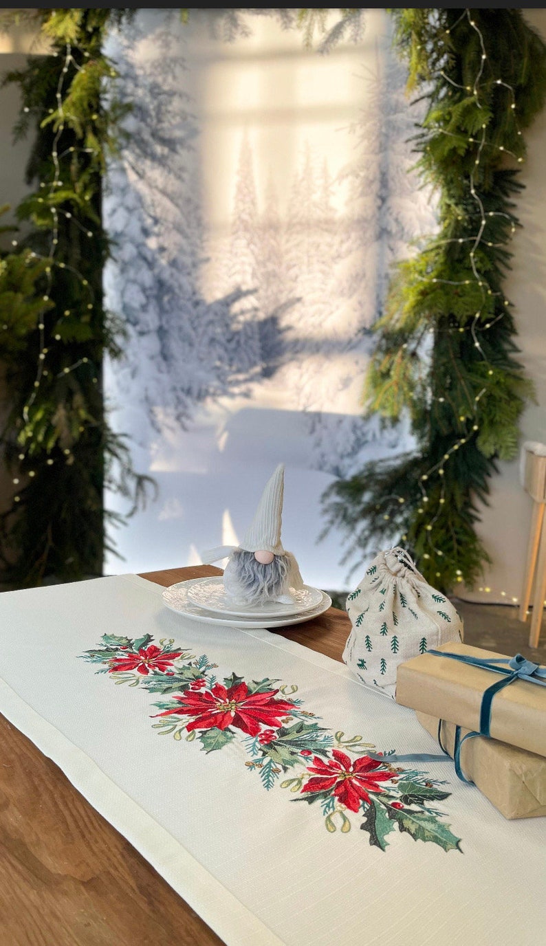 Magenta Linen Table Runner with Winter Cottage Moon Embroidery, Christmas Table Center Topper, Handmade Holiday Dining Decor Gift Accent bild 11