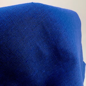 K&ouml;nnte beinhalten: Nahaufnahme eines tiefblauen Stoffes mit einem strukturierten, gewebten Muster.