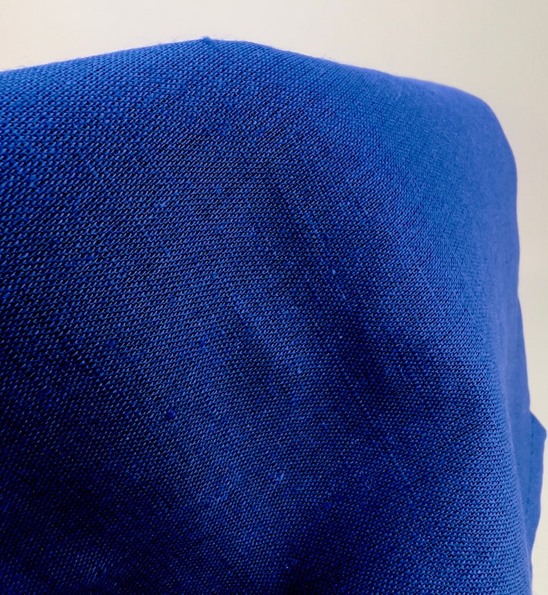 K&ouml;nnte beinhalten: Nahaufnahme eines tiefblauen Stoffes mit einem strukturierten, gewebten Muster.