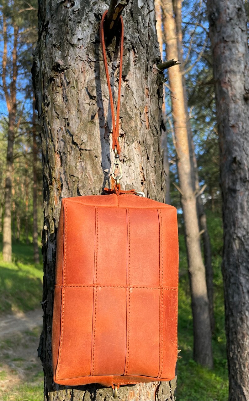 Handmade Leather Zipper Pouch, Leather Wristlet Clutch, Small Handmade Leather Bag, Minimalist Leather Pouch for Everyday Use
