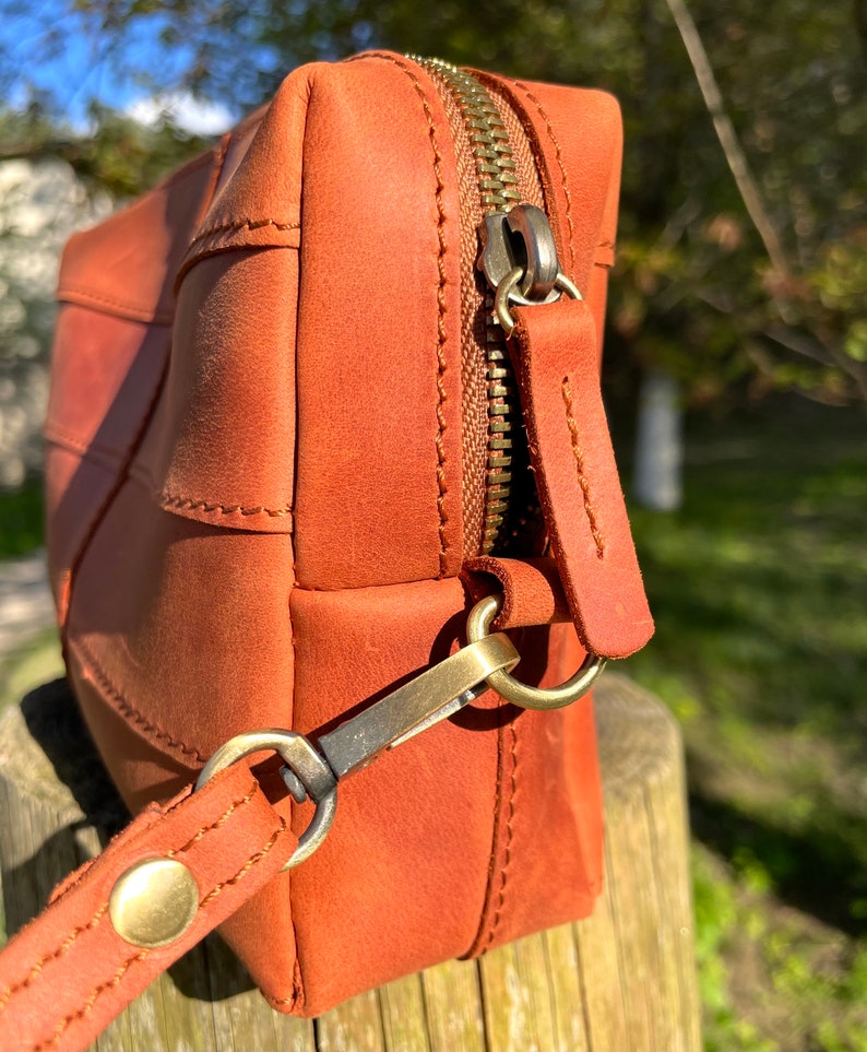 Handmade Leather Zipper Pouch, Leather Wristlet Clutch, Small Handmade Leather Bag, Minimalist Leather Pouch for Everyday Use
