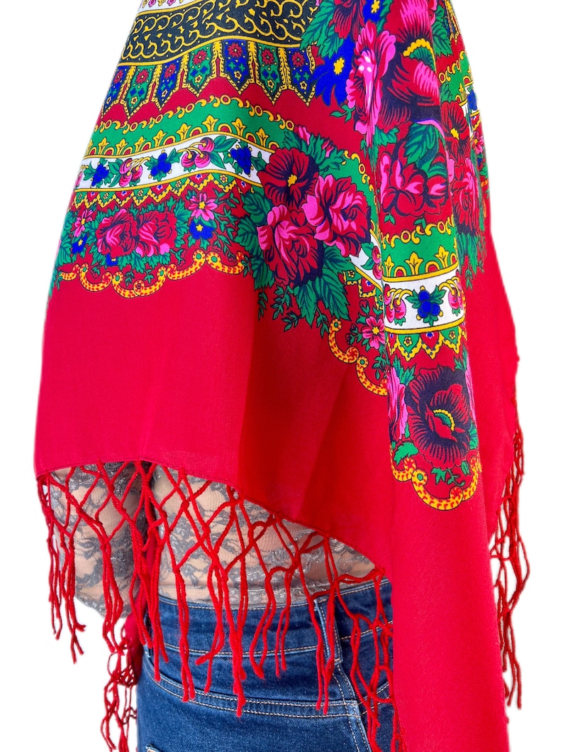 Puede incluir: Un chal rojo con un patr&oacute;n floral y flecos. El chal tiene un dise&ntilde;o tradicional con colores rojo, verde, amarillo, azul y blanco.
