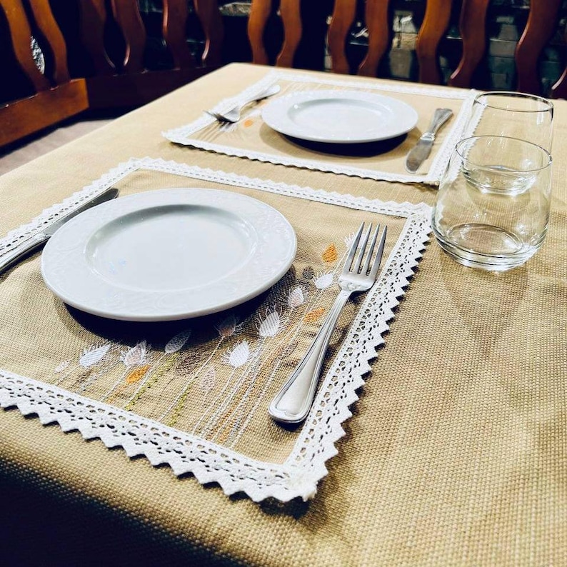 Embroidered cotton placemats with lace