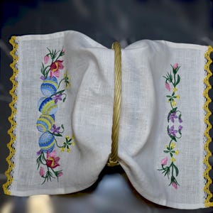 Linen Pascha basket cover, Embroidered white linen Greek Easter decor with floral motifs, and Easter egg design, Festive spring home decor imagen 8
