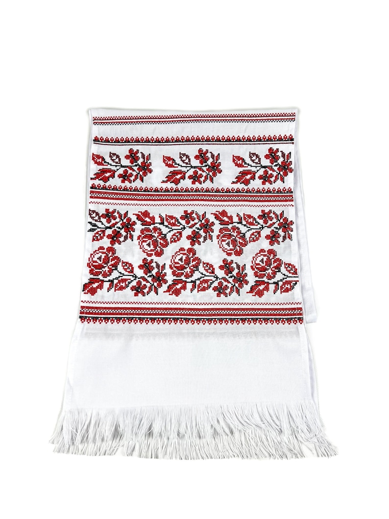 K&ouml;nnte beinhalten: Handgefertigtes Holzschneidebrett mit nat&uuml;rlicher Maserung. Mit Saftrille und Griff. Ma&szlig;e: ca. 45 cm lang, 30 cm breit und 2,5 cm dick.