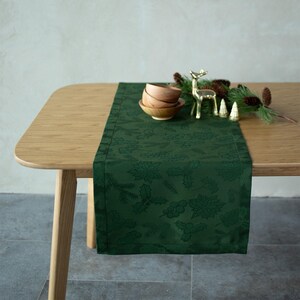 Green jacquard Christmas cloth napkin, Holly, Poinsettia & Pine pattern holiday table linen, Festive dinner décor, Reusable fabric napkin bild 5