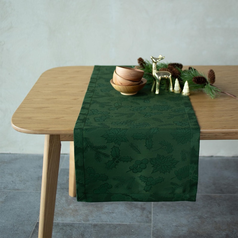 Green jacquard Christmas cloth napkin, Holly, Poinsettia & Pine pattern holiday table linen, Festive dinner décor, Reusable fabric napkin bild 5