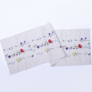 Linen Tablecloth and Napkin Set with Wildflower Embroidery – Rustic Floral Dining Table Set, Country Cottage Style Table Linen Decor