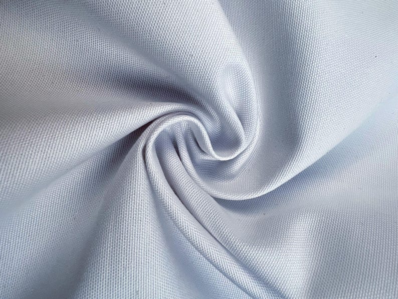 K&ouml;nnte beinhalten: Nahaufnahme eines hellblauen Stoffes mit feiner Textur. Der Stoff ist dicht gewebt, mit sichtbaren diagonalen Linien. Das Material ist gefaltet und gewirbelt, wodurch ein Spiraleffekt in der Mitte entsteht. Das Gesamtbild ist glatt und weich.