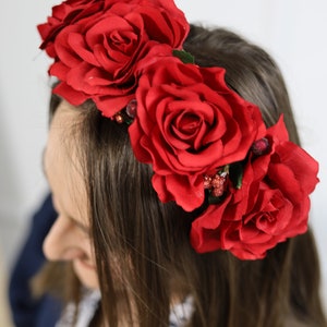 K&ouml;nnte beinhalten: Ein roter Rosenbl&uuml;tenkranz mit gro&szlig;en, leuchtenden Bl&uuml;ten. Das Blumenstirnband hat mehrere gro&szlig;e, realistisch aussehende rote Rosen und kleine Akzente. Perfekt f&uuml;r eine Hochzeit oder einen besonderen Anlass.