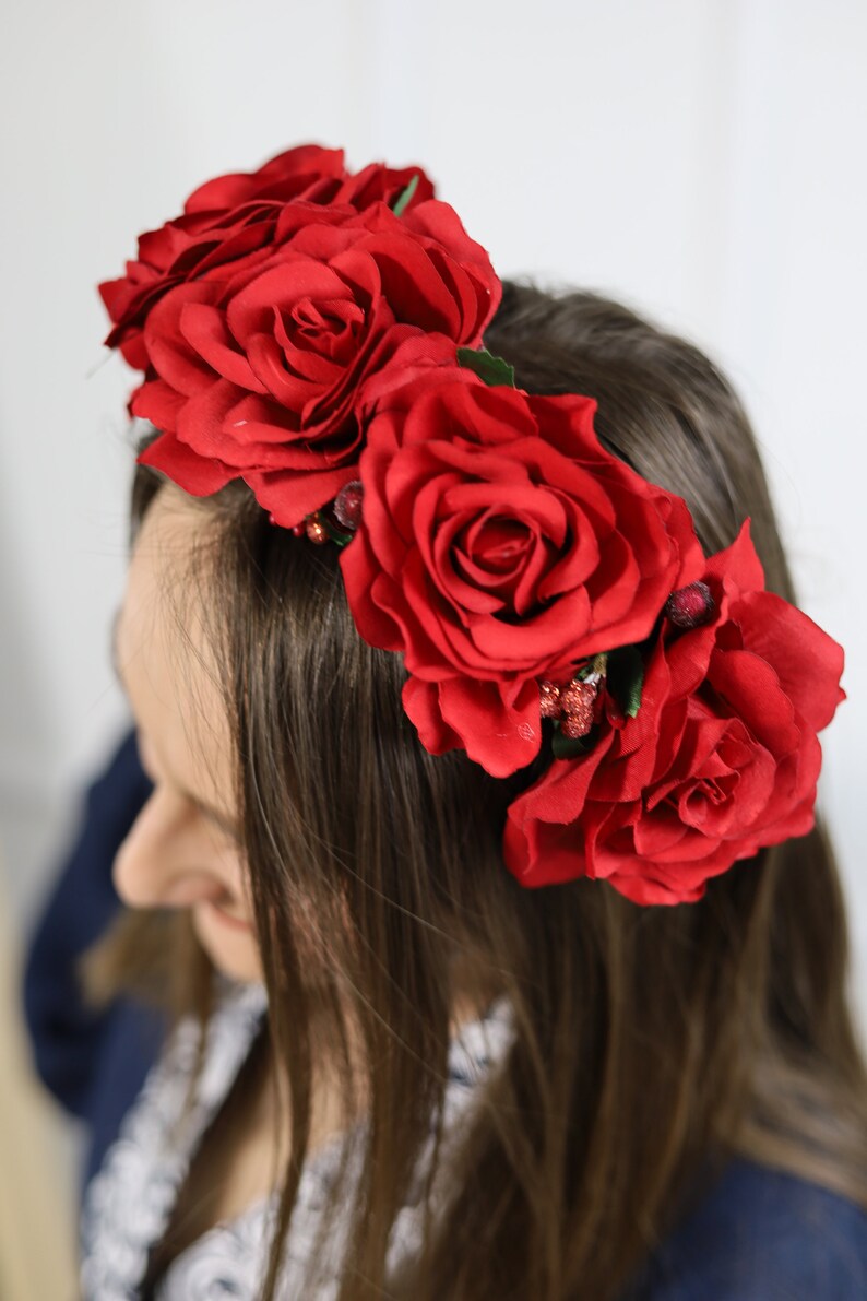 K&ouml;nnte beinhalten: Ein roter Rosenbl&uuml;tenkranz mit gro&szlig;en, leuchtenden Bl&uuml;ten. Das Blumenstirnband hat mehrere gro&szlig;e, realistisch aussehende rote Rosen und kleine Akzente. Perfekt f&uuml;r eine Hochzeit oder einen besonderen Anlass.