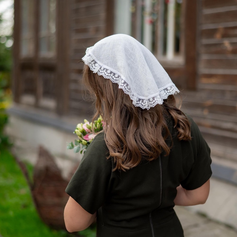 White Round Linen Chapel Veil with Lace Trim – Small Circular Catholic Head Covering Mantilla for Mass, Modest Church Prayer Scarf