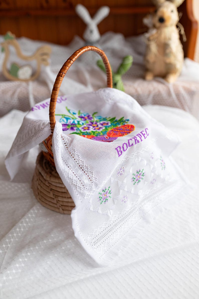 Orthodox Easter Basket Cover Rushnyk – White Lace Pascha Towel with ‘Christ is Risen’ Cyrillic, Pysanky Eggs & Floral Embroidery Design