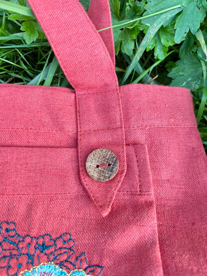 Stylish linen tote bag with embroidered floral design
