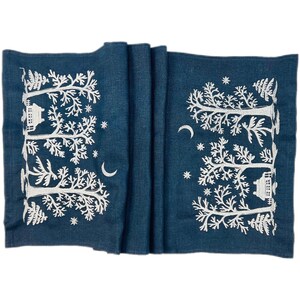 Magenta Linen Table Runner with Winter Cottage Moon Embroidery, Christmas Table Center Topper, Handmade Holiday Dining Decor Gift Accent bild 8