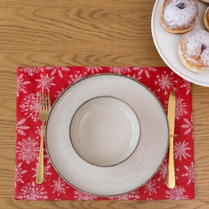 Red cotton Christmas napkin with white snowflakes, Festive reusable cloth serviette for holiday table setting, Winter dinner party decor