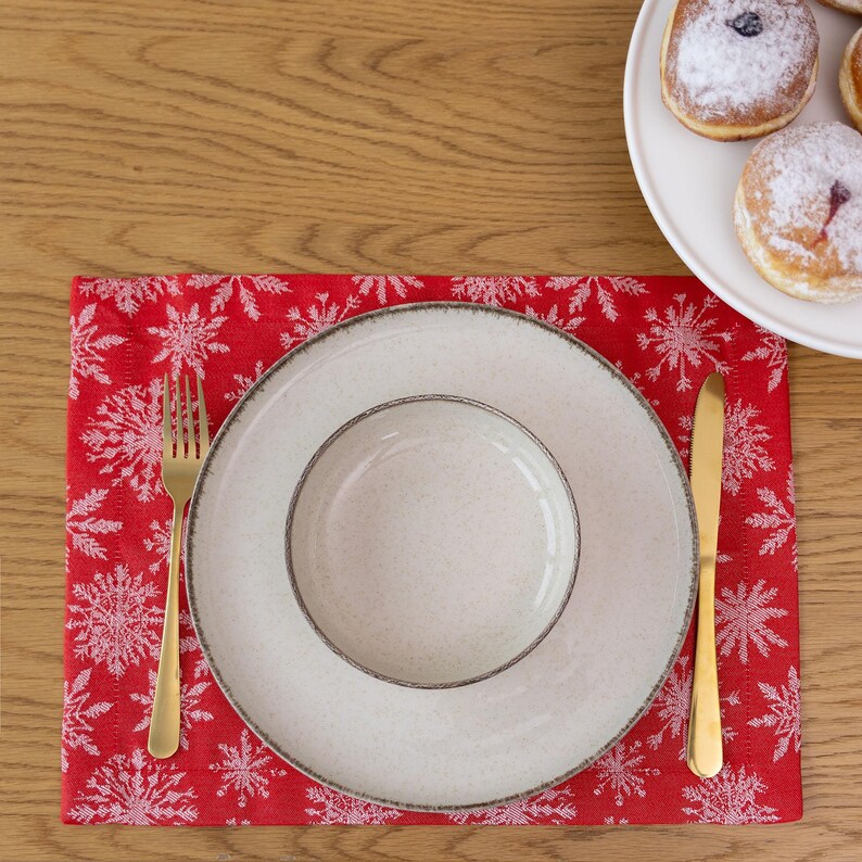 Red cotton Christmas napkin with white snowflakes, Festive reusable cloth serviette for holiday table setting, Winter dinner party decor