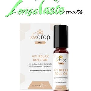 Könnte beinhalten: Eine weiße rechteckige Schachtel und eine dunkelbraune Glas-Roll-on-Flasche mit schwarzem Verschluss. Die Verpackung zeigt den Text LongaTaste meets, bedrop CARE, API RELAX ROLL-ON, mit hochdosiertem Bienengift, Pfefferminze und Eukalyptus, erfrischend und belebend, #natürlichBiene.